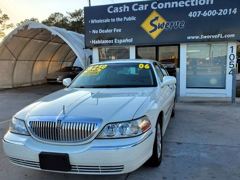 Used 2006 Lincoln Town Car Signature Limited image 2