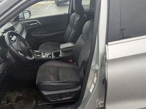 Used 2024 Mitsubishi Outlander AWD image 14