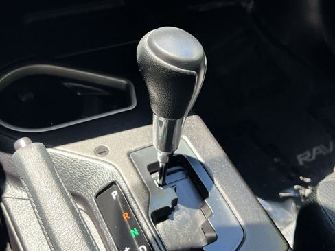 Used 2016 Toyota RAV4 LE FWD image 17