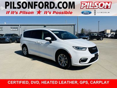 Used 2023 Chrysler Pacifica Touring-L w/ Uconnect Theater Family Group