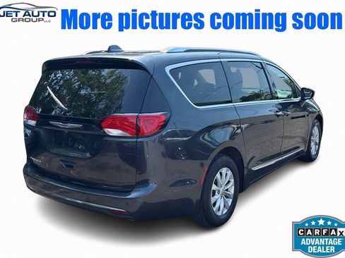 Used 2019 Chrysler Pacifica Touring-L FWD image 2