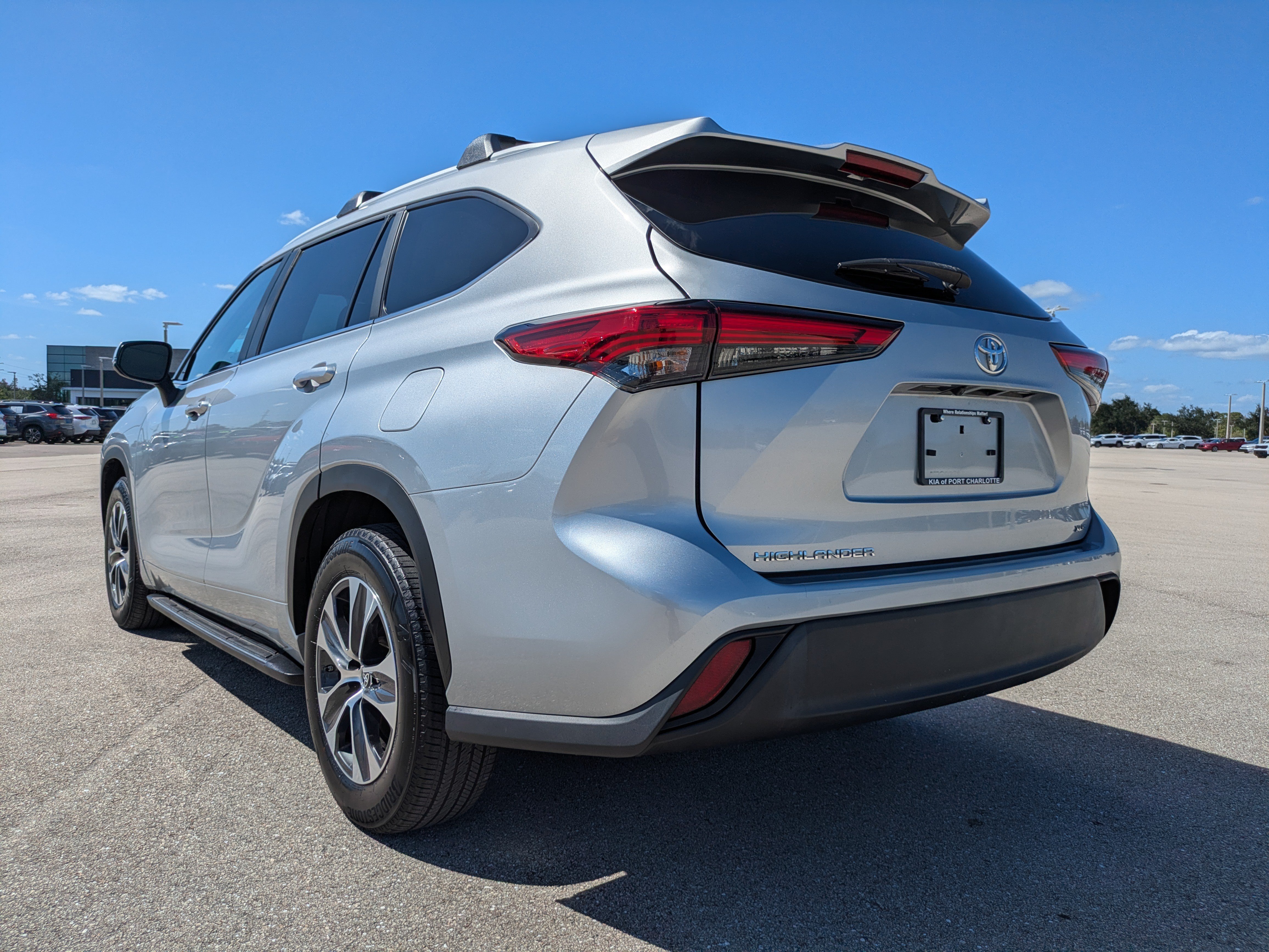 Used 2023 Toyota Highlander XLE FWD image 6