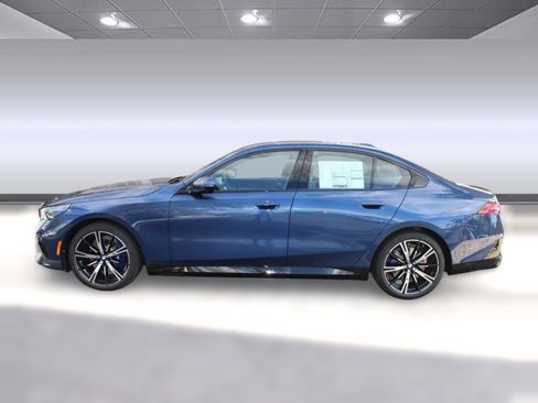 Used 2026 BMW 530i w/ M Sport Package RWD image 2