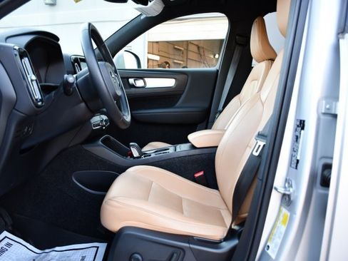 Used 2019 Volvo XC40 T5 Momentum image 13