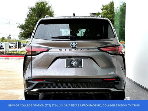 Used 2021 Toyota Sienna XSE FWD image 6