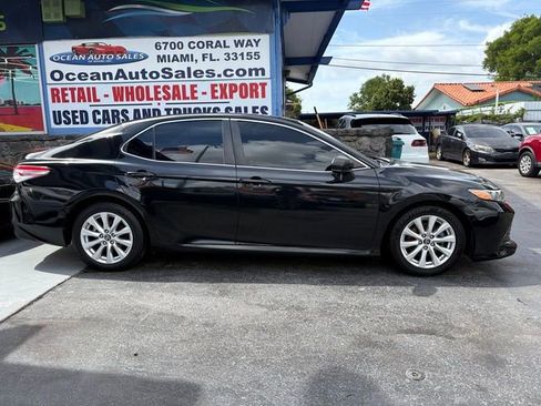 Used 2018 Toyota Camry LE image 3