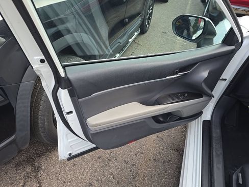 Used 2023 Toyota Camry SE FWD image 4