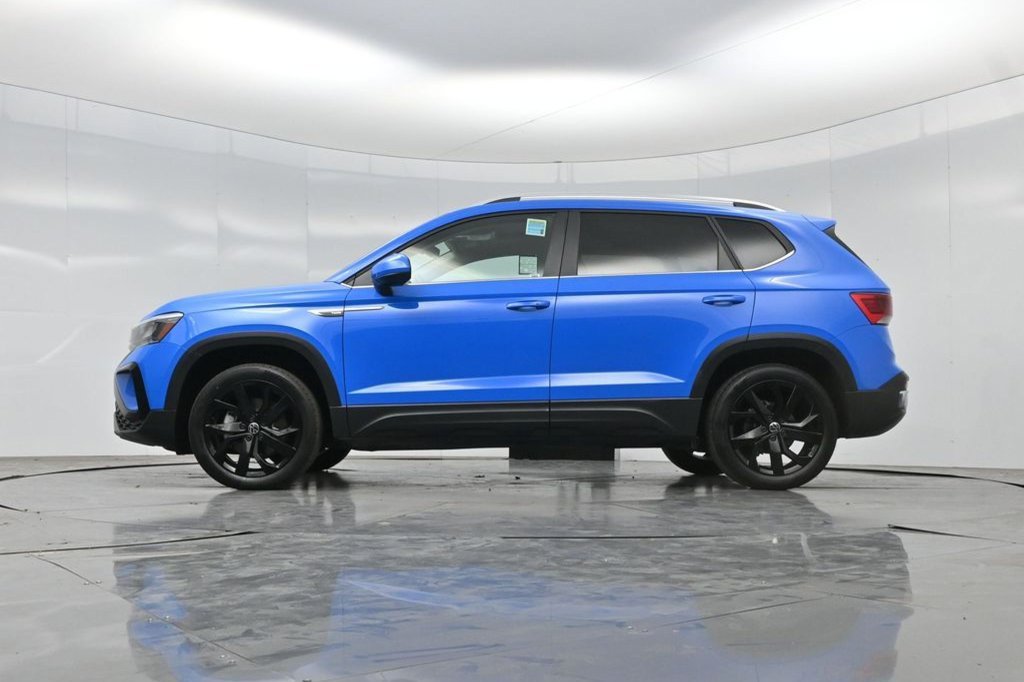Used 2023 Volkswagen Taos SE w/ Panoramic Sunroof Package FWD image 4