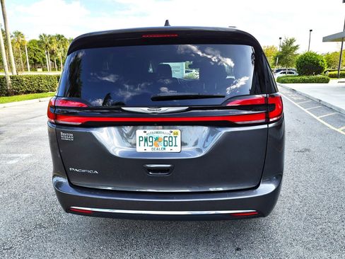 Used 2022 Chrysler Pacifica Touring-L FWD image 7