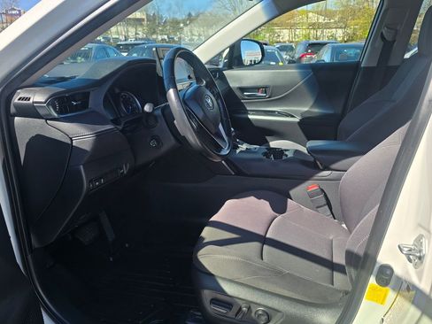 Used 2021 Toyota Venza LE AWD/4WD image 16