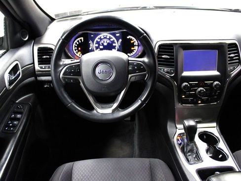 Used 2019 Jeep Grand Cherokee Laredo image 13