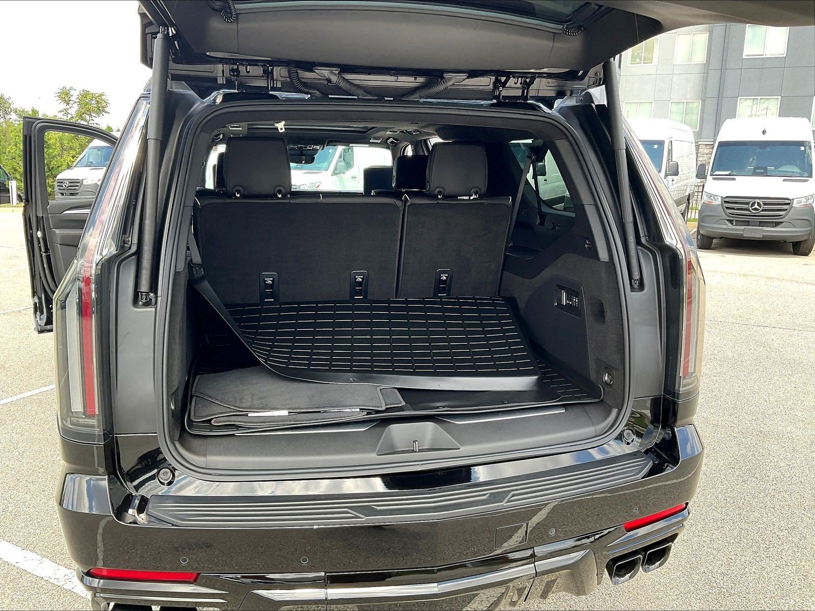 Used 2026 Cadillac Escalade ESV V w/ LPO, ONYX Package AWD/4WD image 41