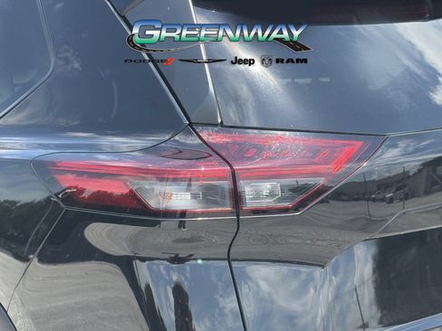Used 2023 Nissan Rogue SV FWD image 7