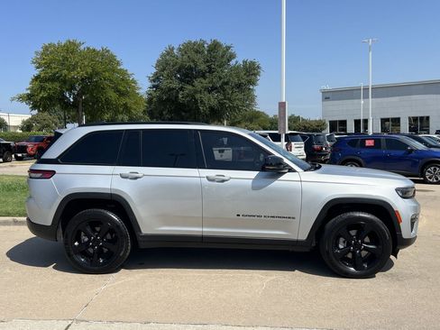 Used 2024 Jeep Grand Cherokee Limited w/ Black Appearance Package AWD/4WD image 3