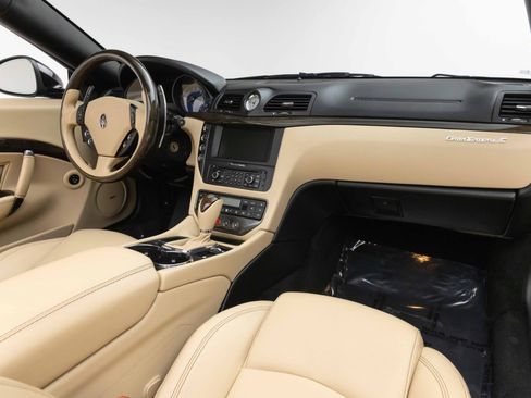 Used 2015 Maserati GranTurismo Convertible RWD image 2