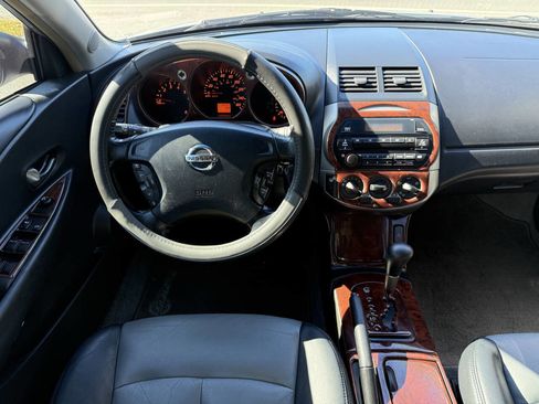 Used 2004 Nissan Altima 3.5 SE image 16