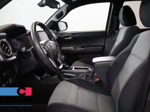 Certified 2022 Toyota Tacoma TRD Off-Road AWD/4WD image 12