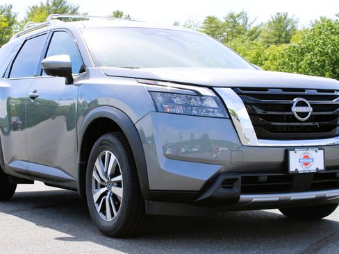 Used 2025 Nissan Pathfinder SL AWD/4WD image 4