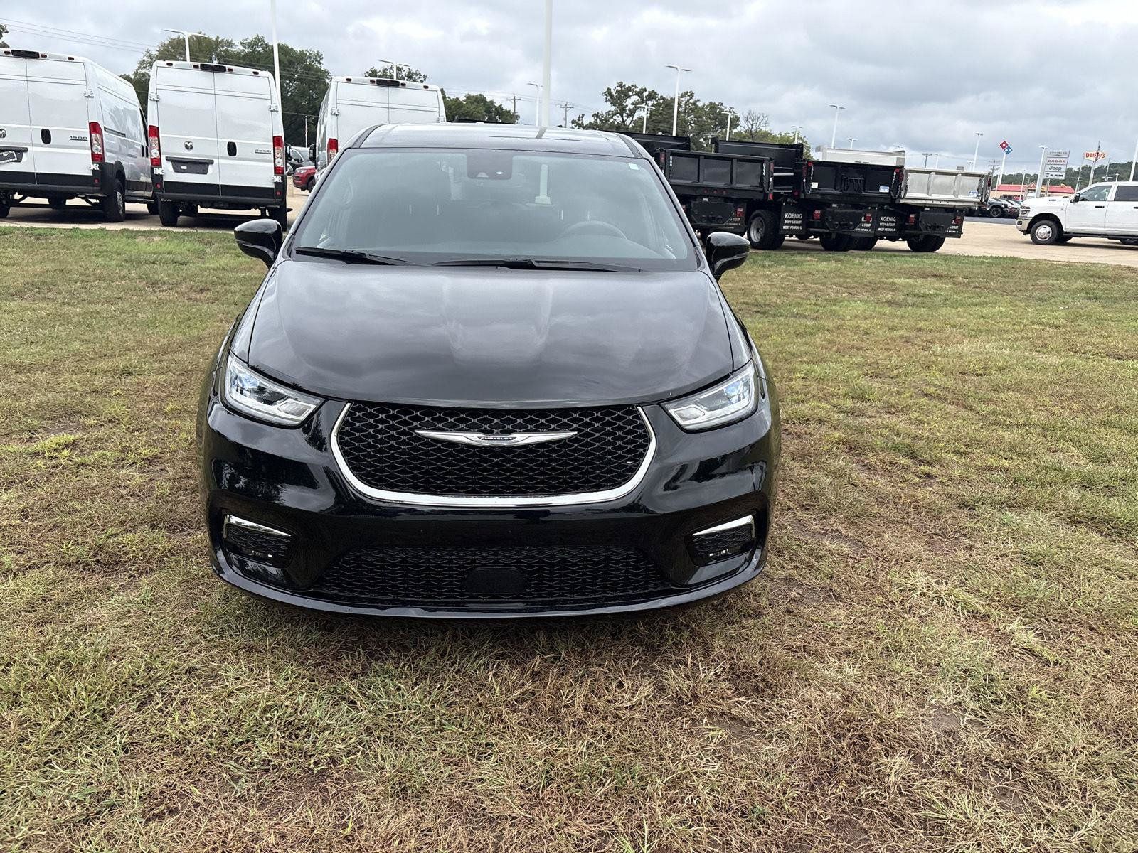 Used 2026 Chrysler Pacifica Select FWD image 2