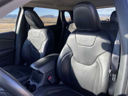 Used 2019 Jeep Cherokee Limited image 15