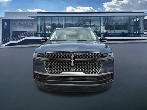 New 2027 Lincoln Navigator Reserve AWD/4WD image 2