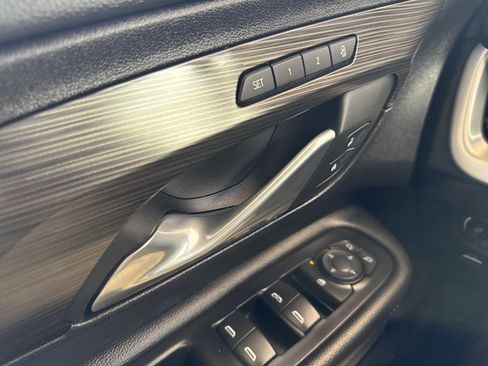 Used 2024 GMC Terrain SLT image 30