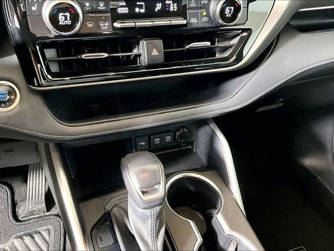 Used 2021 Toyota Highlander XLE image 21