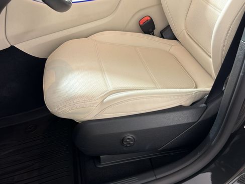 Used 2025 Mercedes-Benz GLC 300 4MATIC image 15