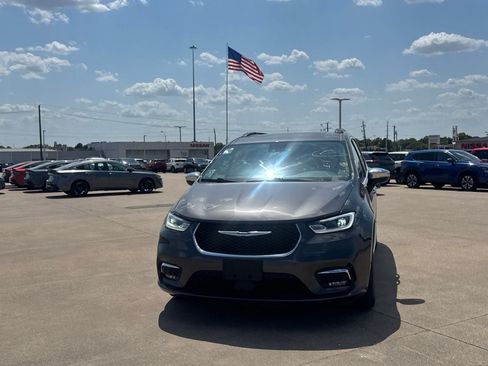 Used 2023 Chrysler Pacifica Limited FWD image 6
