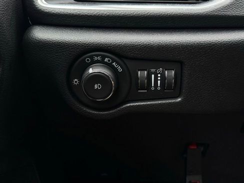 Used 2025 Chrysler Pacifica Limited image 37