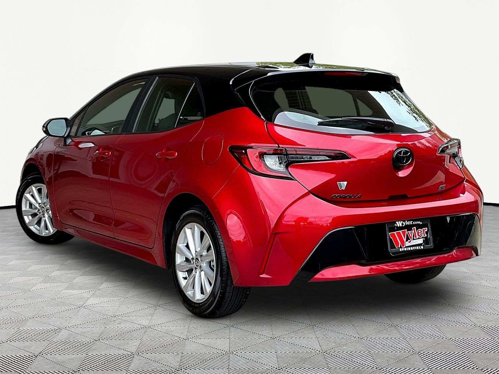 Used 2025 Toyota Corolla SE w/ SE Package FWD image 4