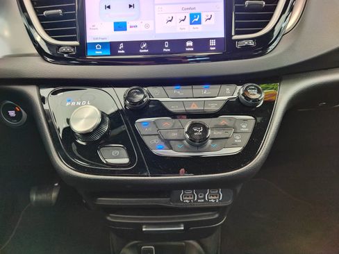 Used 2025 Chrysler Pacifica Select FWD image 25