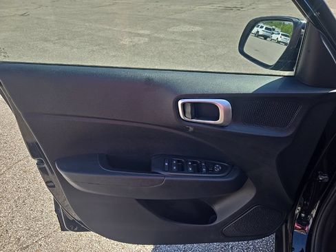 Used 2022 Hyundai Venue SEL FWD image 15