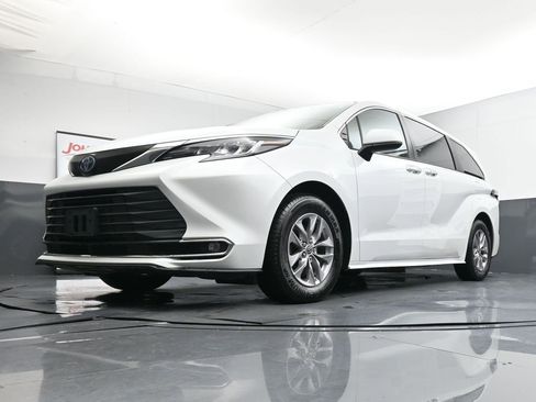 Used 2022 Toyota Sienna XLE image 20