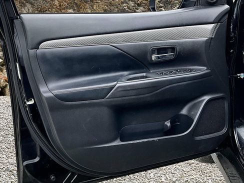 Used 2020 Mitsubishi Outlander ES image 20