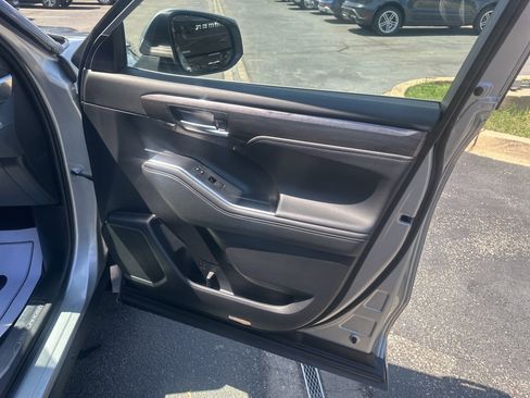 Used 2025 Toyota Highlander Platinum image 10