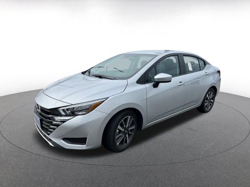 Used 2025 Nissan Versa SV image 3