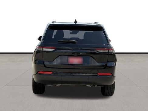 Used 2025 Jeep Grand Cherokee Altitude RWD image 6