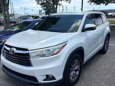 Used 2016 Toyota Highlander Plus FWD image 2