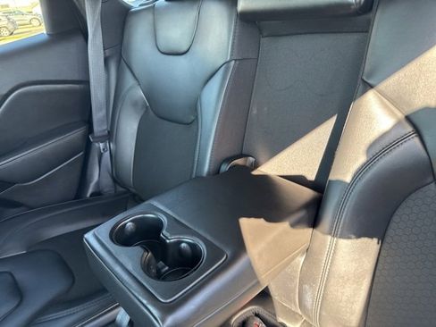 Used 2020 Jeep Cherokee Latitude Plus image 32