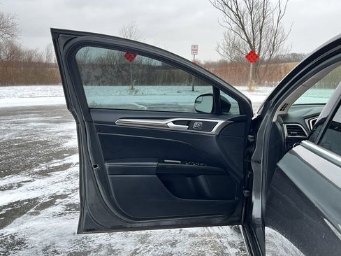 Used 2017 Ford Fusion SE w/ Fusion SE Technology Package image 10