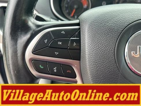 Used 2021 Jeep Cherokee Latitude Lux FWD image 30