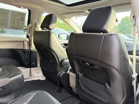 Used 2023 Chrysler Pacifica Limited FWD image 18
