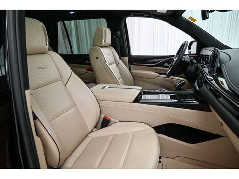Used 2023 Cadillac Escalade Premium Luxury w/ Performance Package image 16