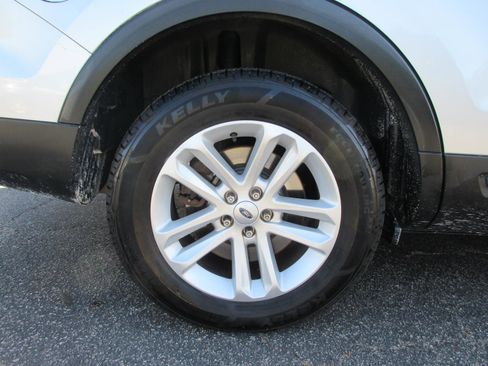 Used 2017 Ford Explorer XLT image 23