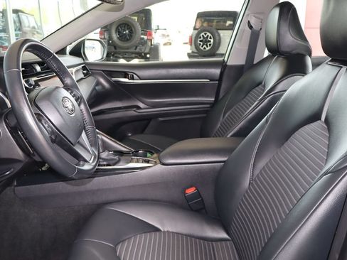 Used 2020 Toyota Camry SE w/ Sunroof Package FWD image 14