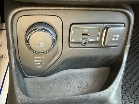 Used 2017 Jeep Renegade Latitude w/ Popular Equipment Group image 27