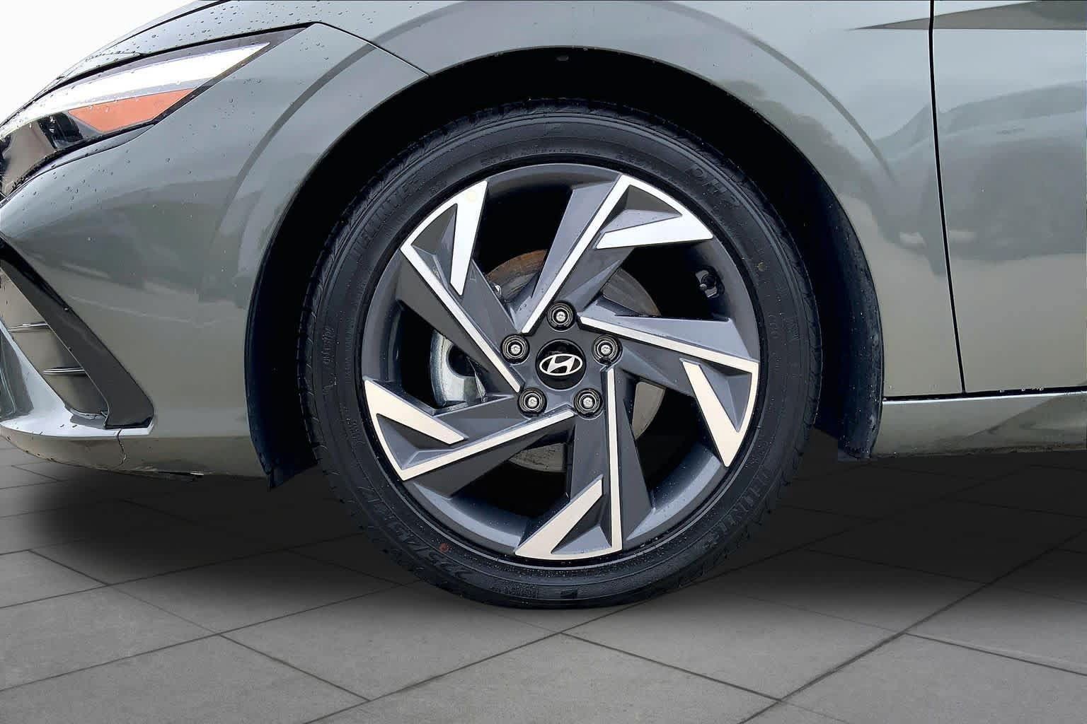 Used 2025 Hyundai Elantra Limited FWD image 11