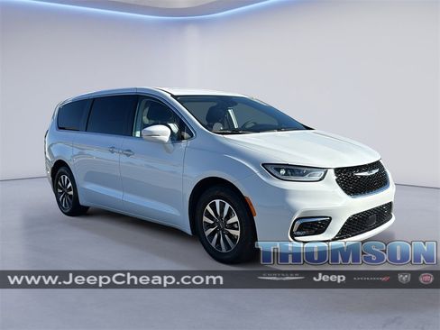 Used 2022 Chrysler Pacifica Touring-L image 1