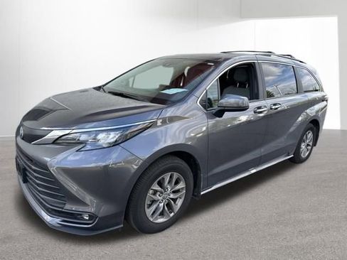 Used 2025 Toyota Sienna XLE w/ XLE Plus Package AWD/4WD image 5